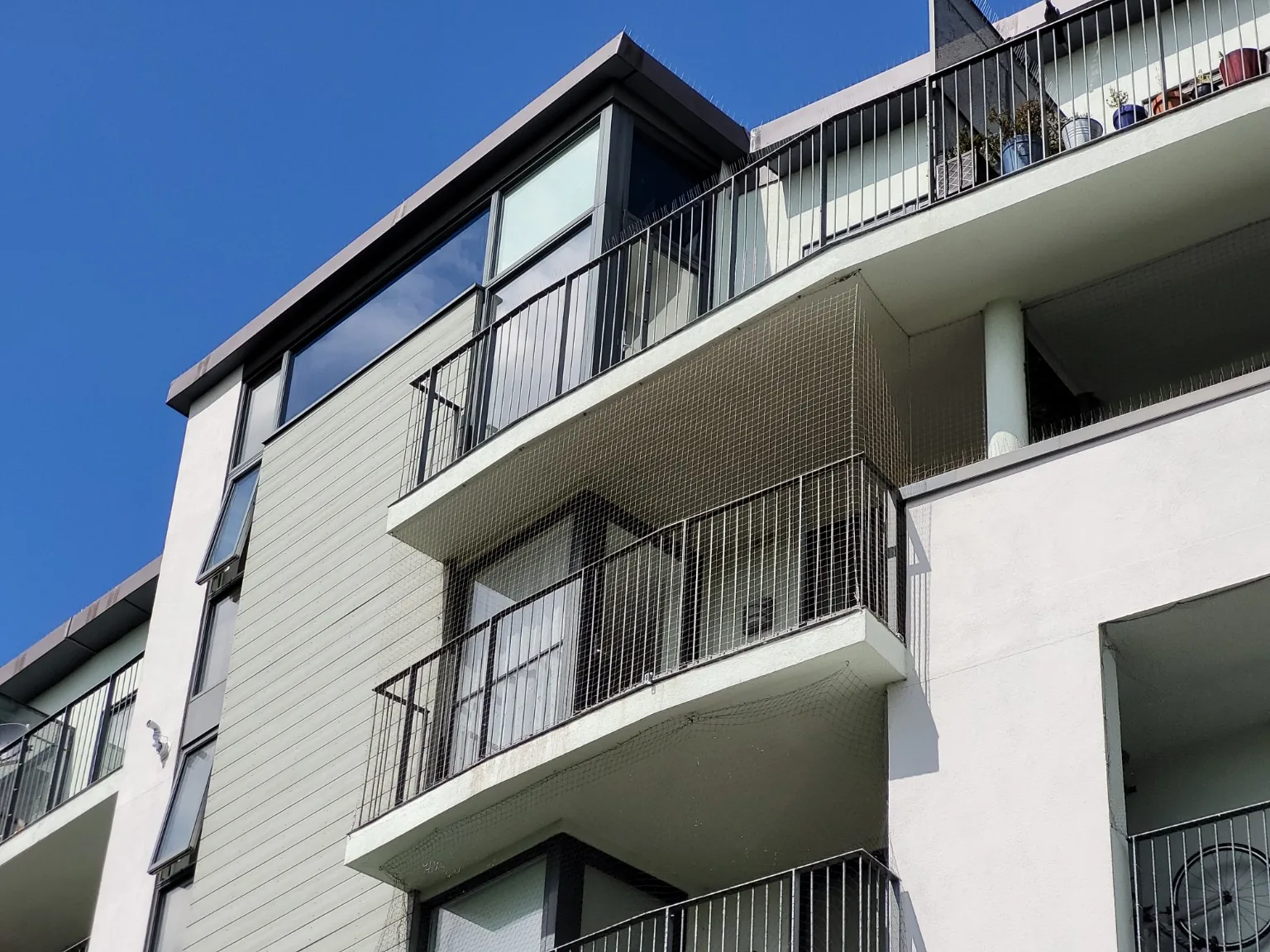 External balcony netting installation
