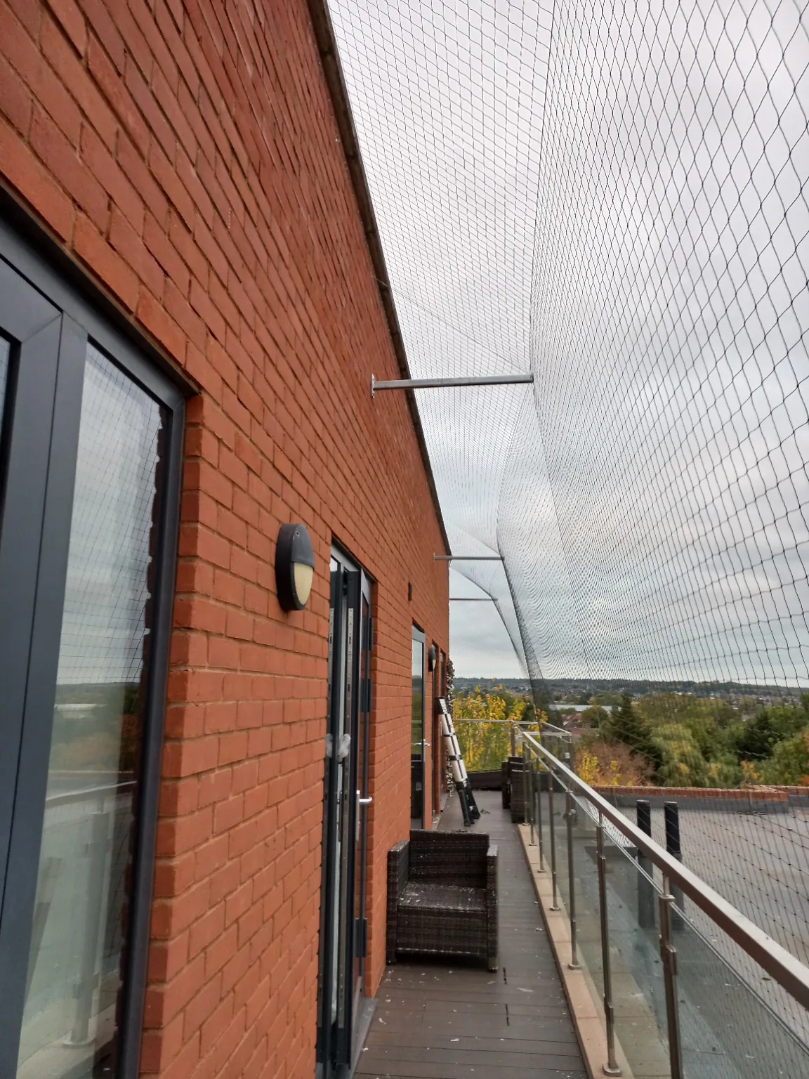 Balcony netting with side supports