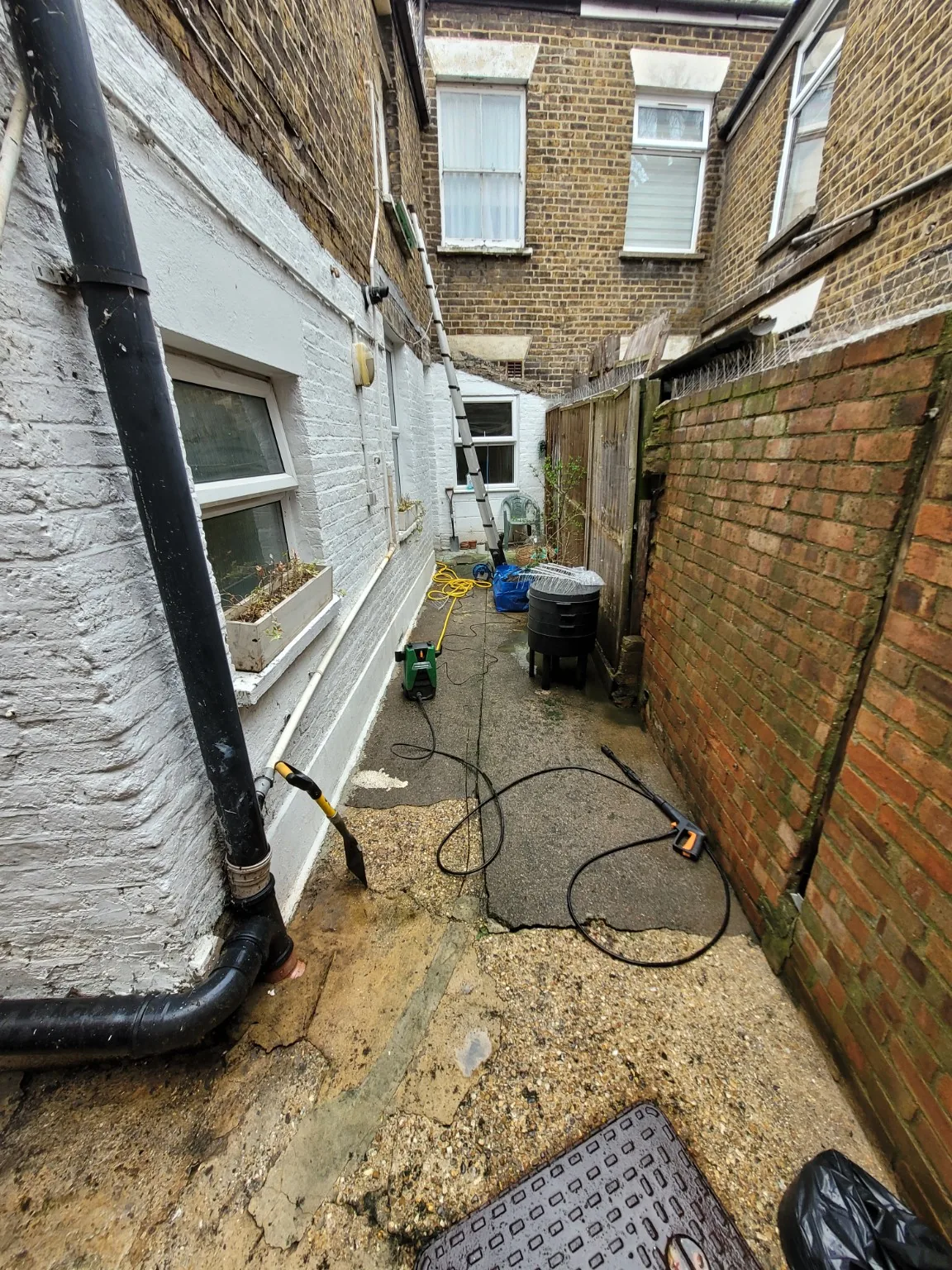 Side passage during pressure cleaning